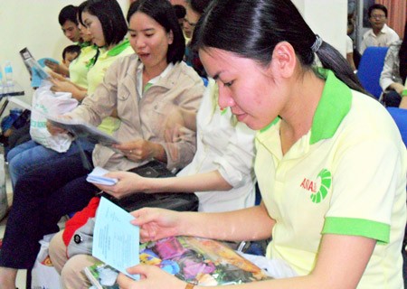 A worker from the north central province of Quang Tri receives a free Tet train ticket (File Photo: SGGP) A worker from the north central province of Quang Tri receives a free Tet train ticket (File Photo: SGGP)